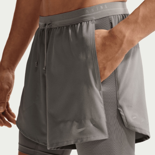 Pantaloncino Running Uomo Nike Stride Hybrid 5in Pantaloncini  Smoke Grey/Reflective Silver IF2048084