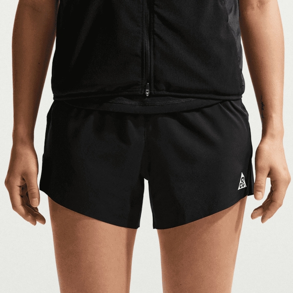 Pantaloncini Trail Running Donna Nike ACG DriFIT 4in Pantaloncini  Black/Summit White IO9649010