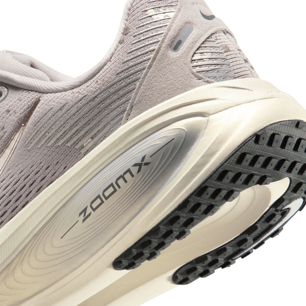 Nike Vomero 18 SE - Cream II/Metallic Gold Grain/Coconut Milk